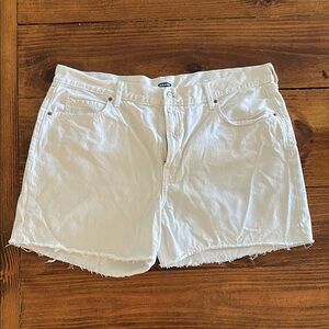 EUC Old Navy High Waisted OG 5" Cutoffs - white - size 18